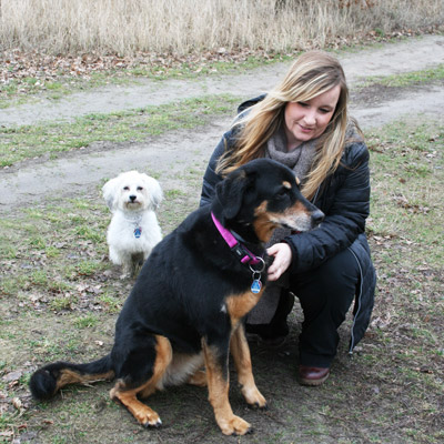 Frau mit zwei Hunden